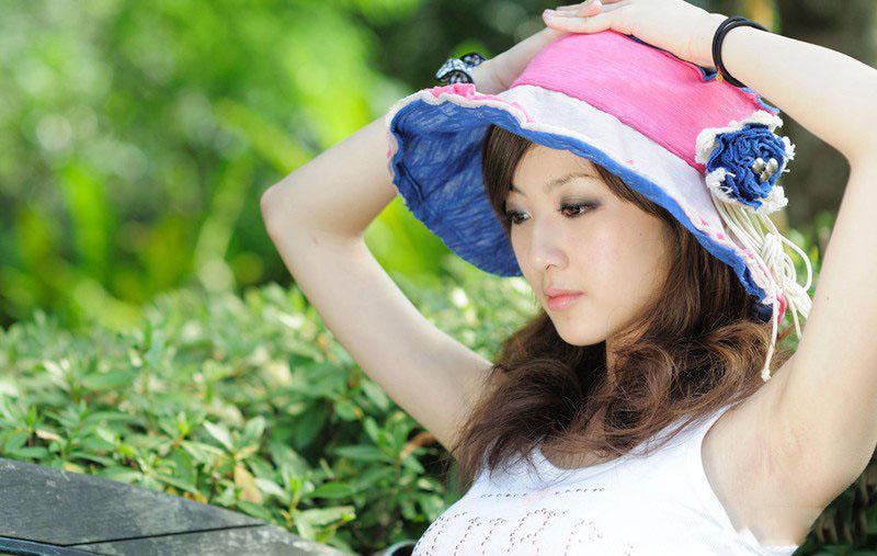 张凯洁林间小道写真