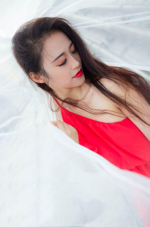 白纱遮掩下的美妙