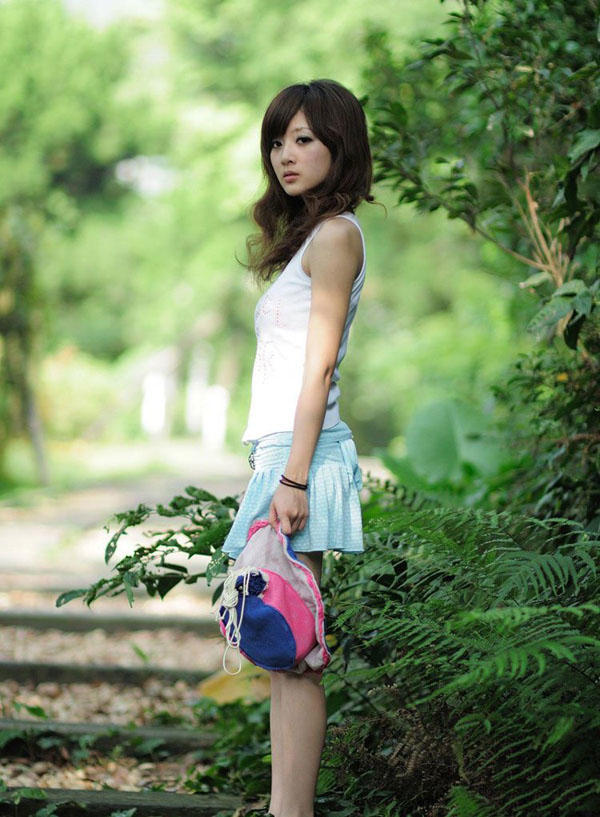 张凯洁林间小道写真