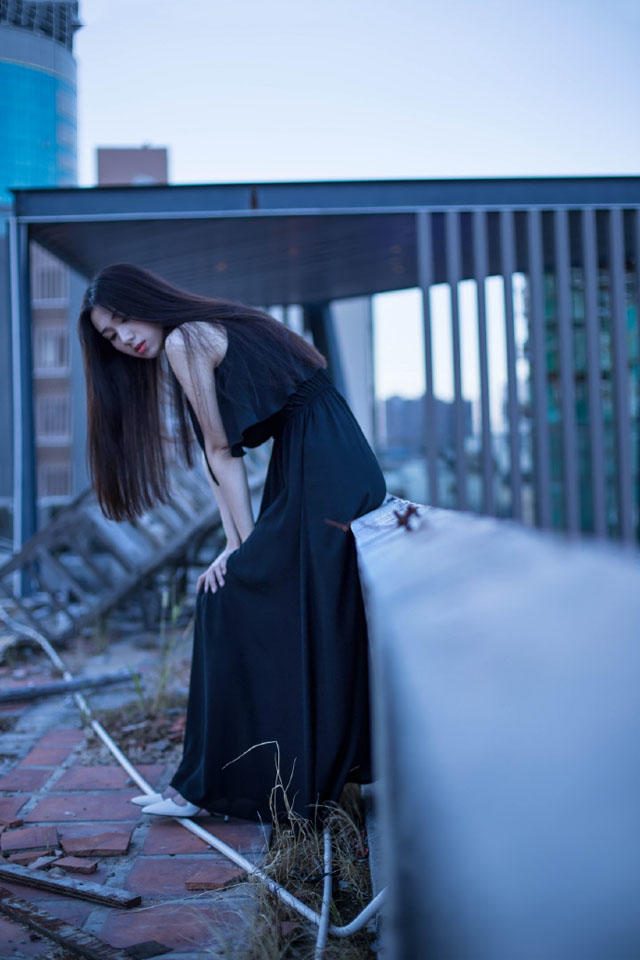 黑裙少女屋顶上的休憩