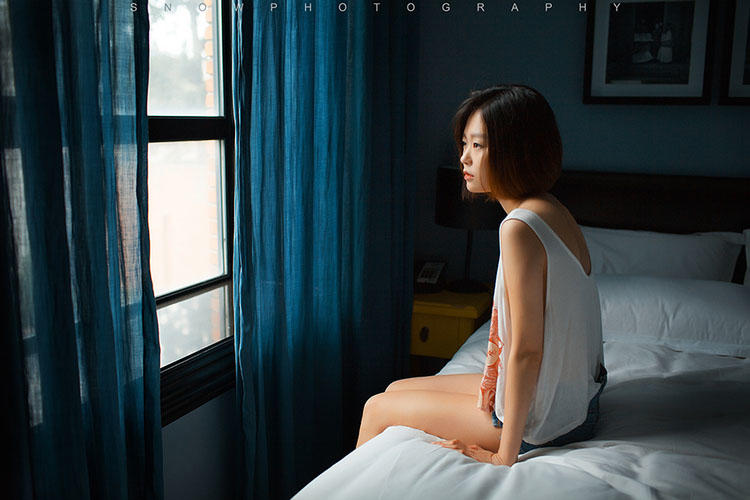 女孩子在窗的这边