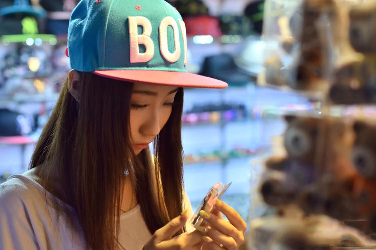 单车少女夜晚的美