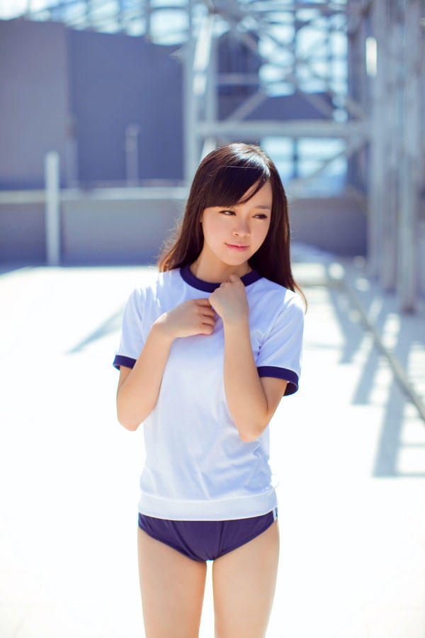 可爱运动装少女