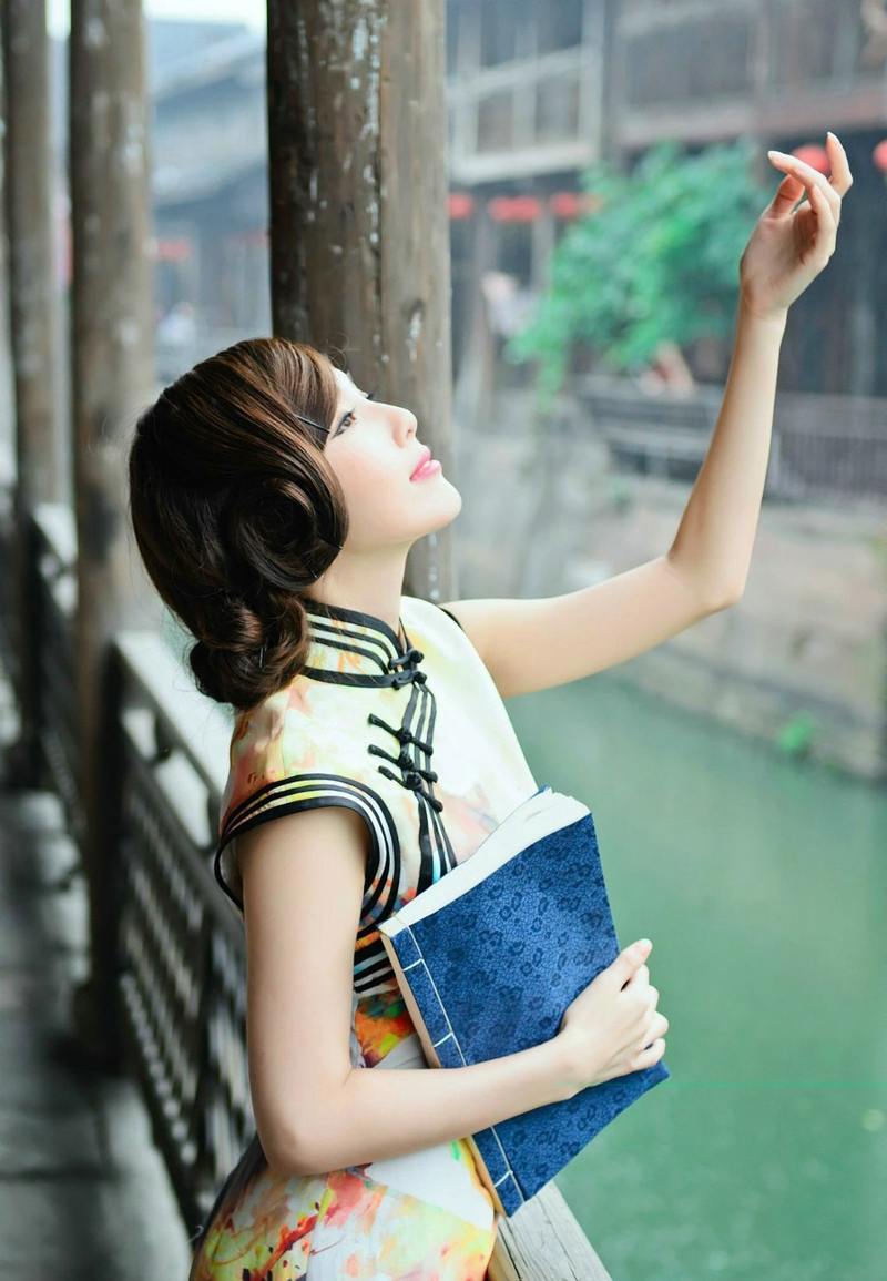 江南水乡的旗袍美女
