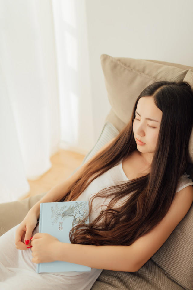 长发恬静私房美眉