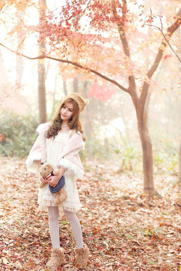 枫林里的甜美少女