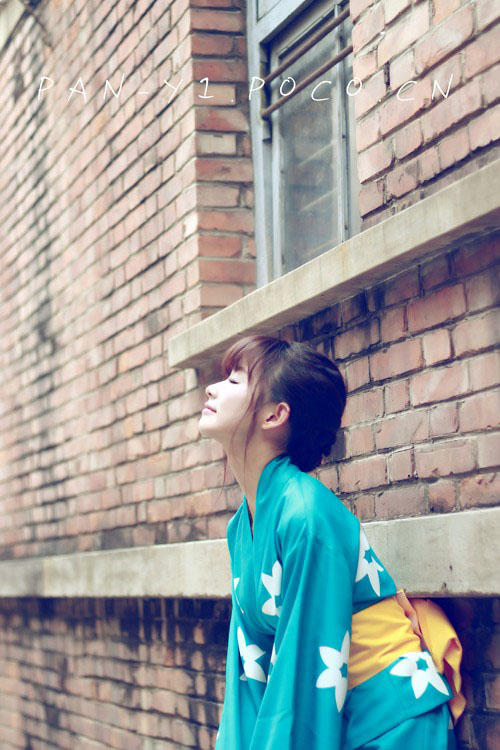 深巷中的和服少女