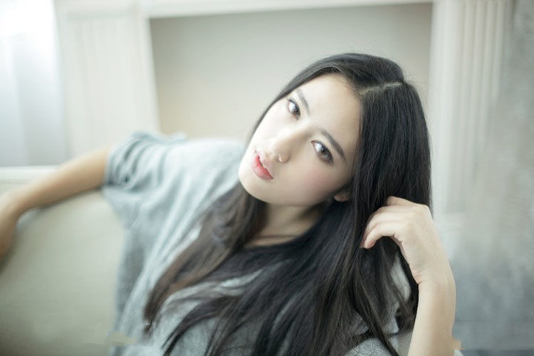 张嫱沙发上的妖娆魅惑