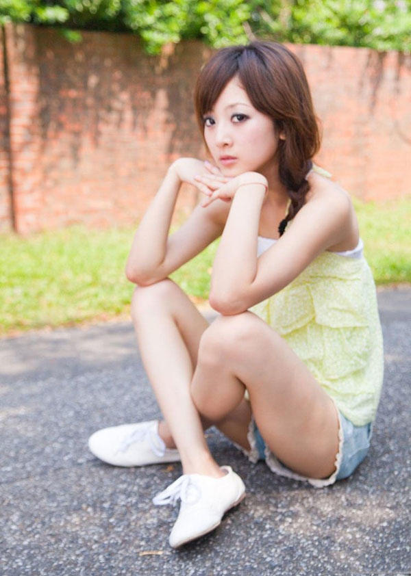 张凯洁林间小道写真