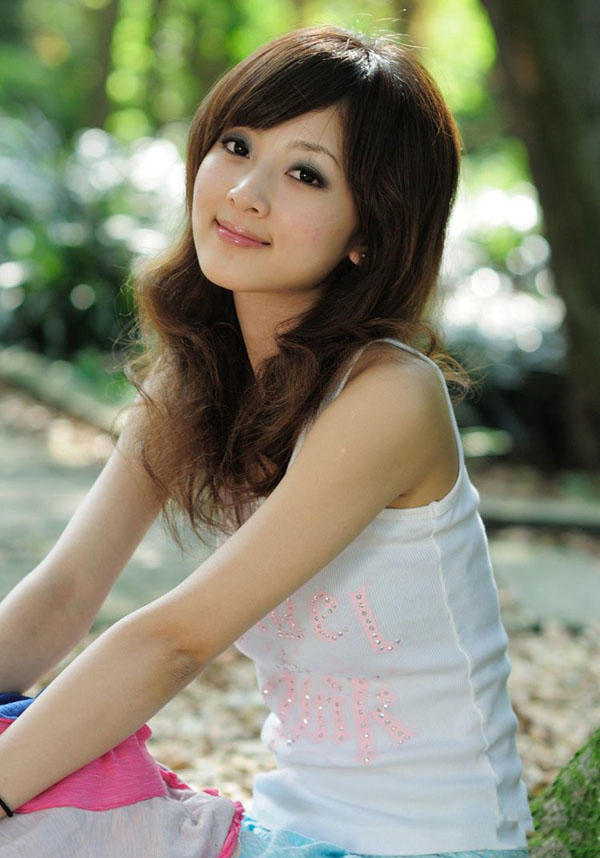 张凯洁林间小道写真