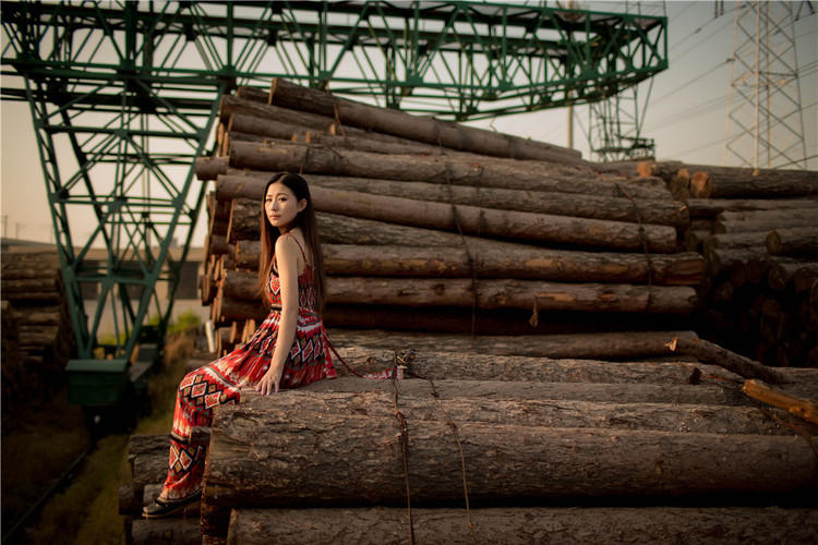 木工厂里的少女