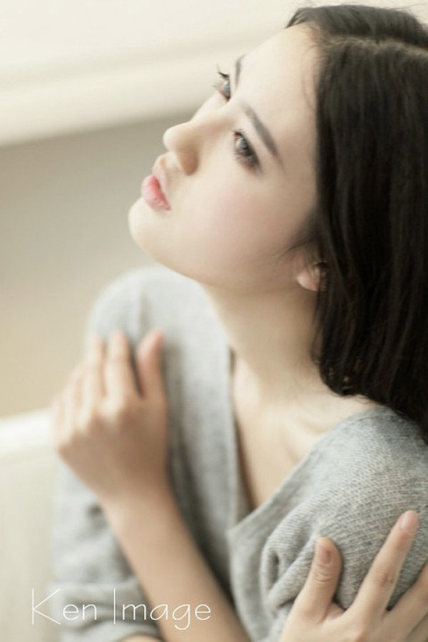 张嫱沙发上的妖娆魅惑