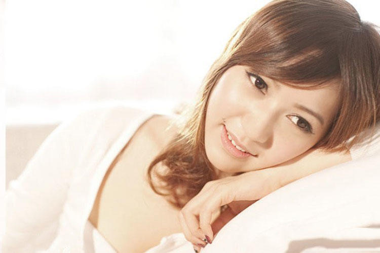 低胸事业线美女