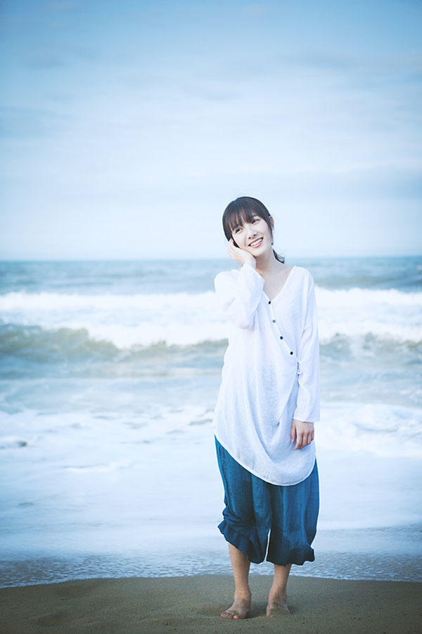 可爱美女海边