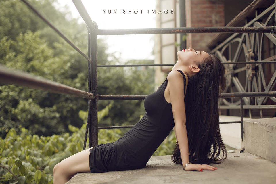 冷艳妩媚的美女