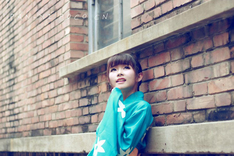 深巷中的和服少女