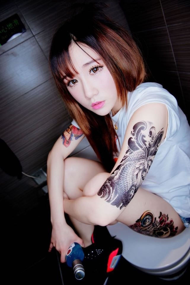 纹身少女的大眼魅惑