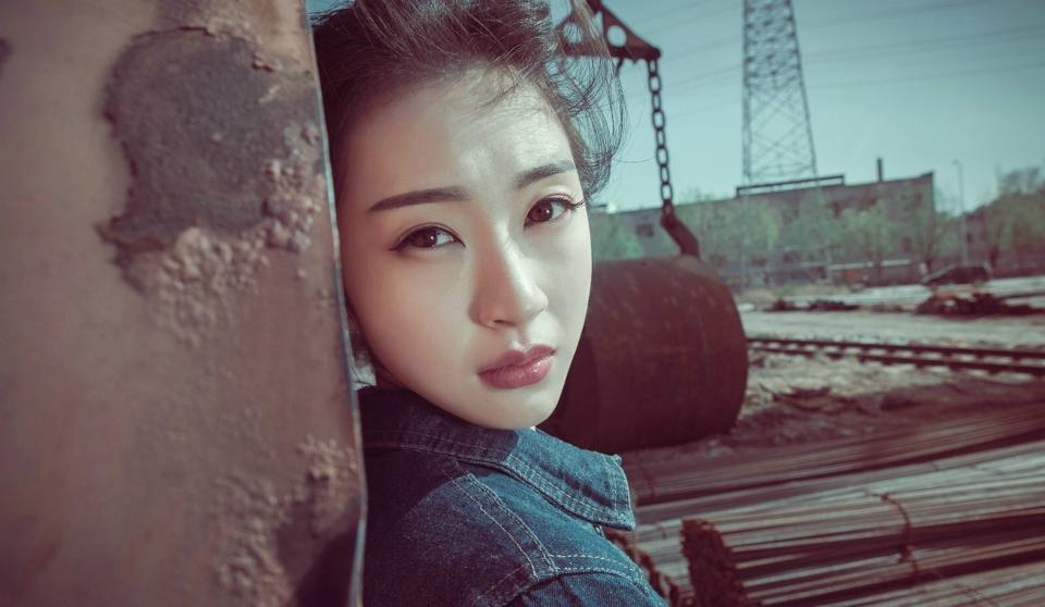 气质牛仔女青年