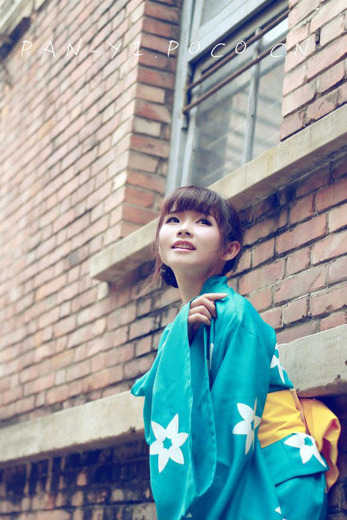 深巷中的和服少女