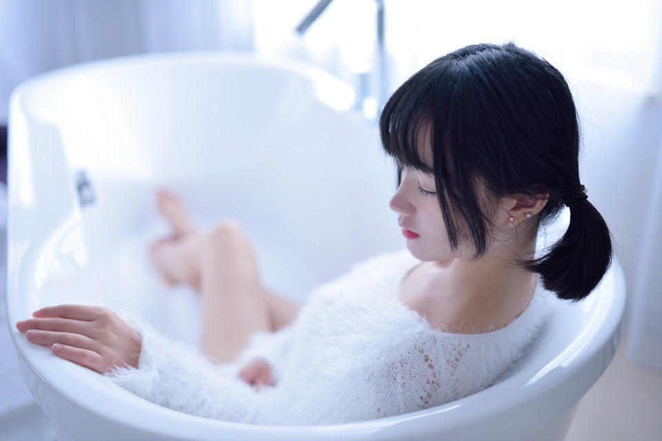 浴缸毛衣小萝莉