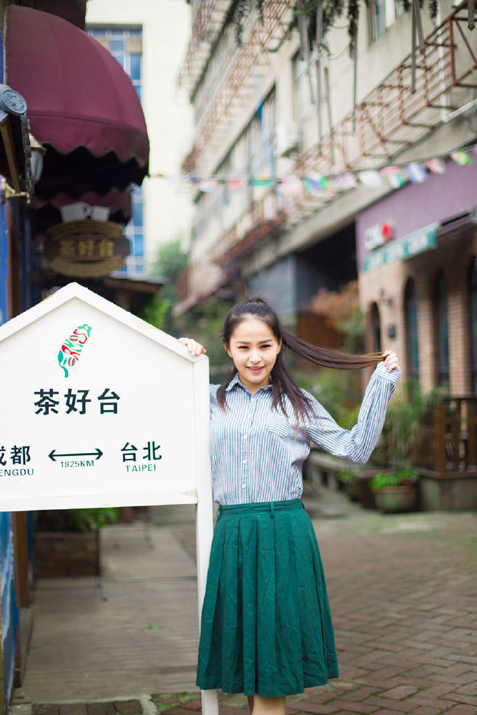 邻家姑娘甜美的微笑