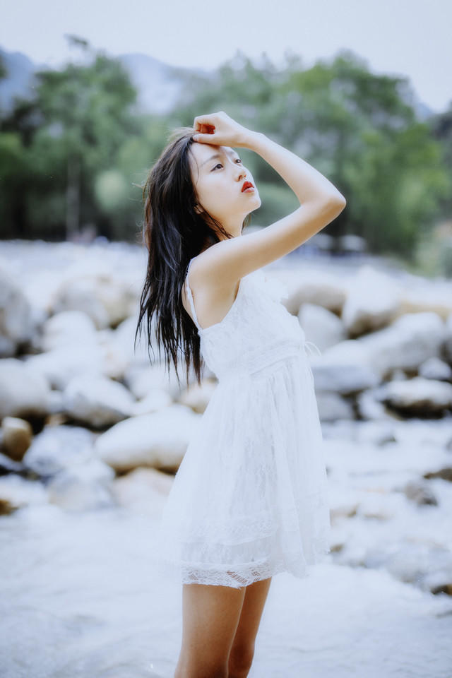 少女吊带连衣裙