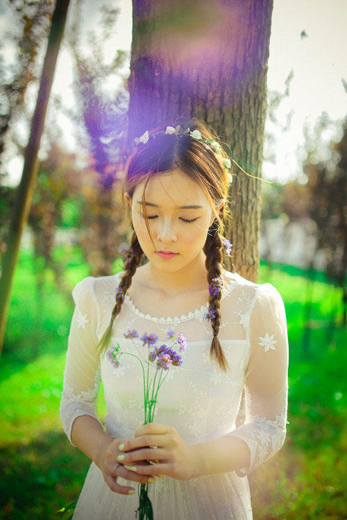 长裙美女的户外