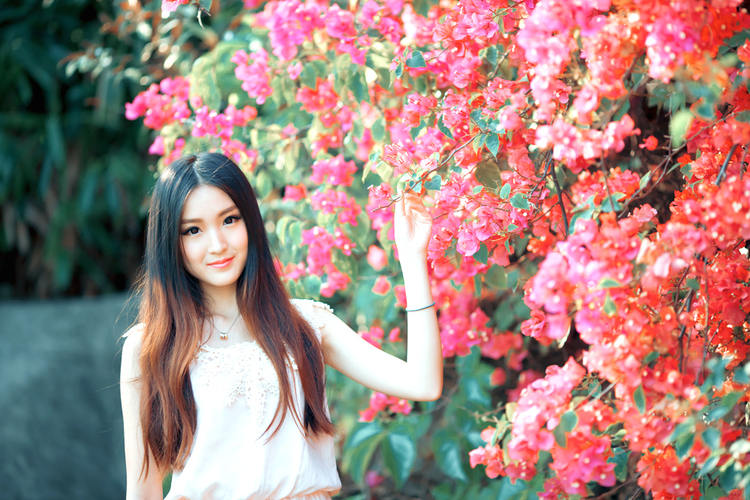 与花争艳的少女