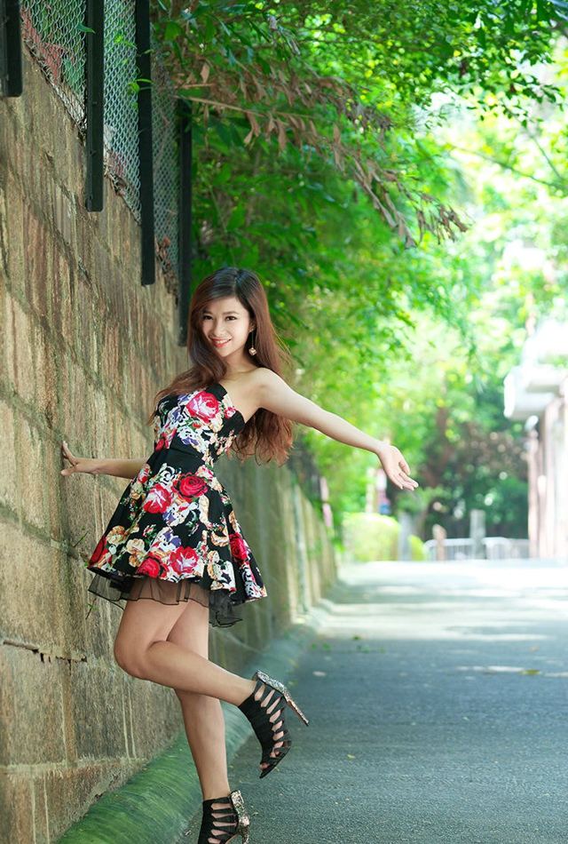 天桥上的花裙邻家女孩