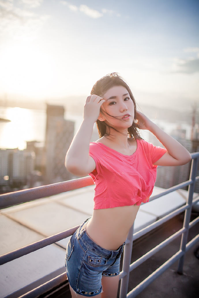 晴空下的妩媚少女