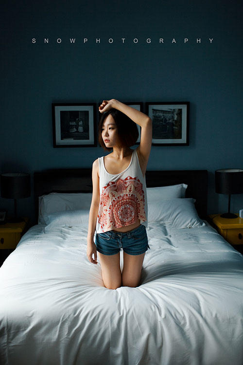 女孩子在窗的这边