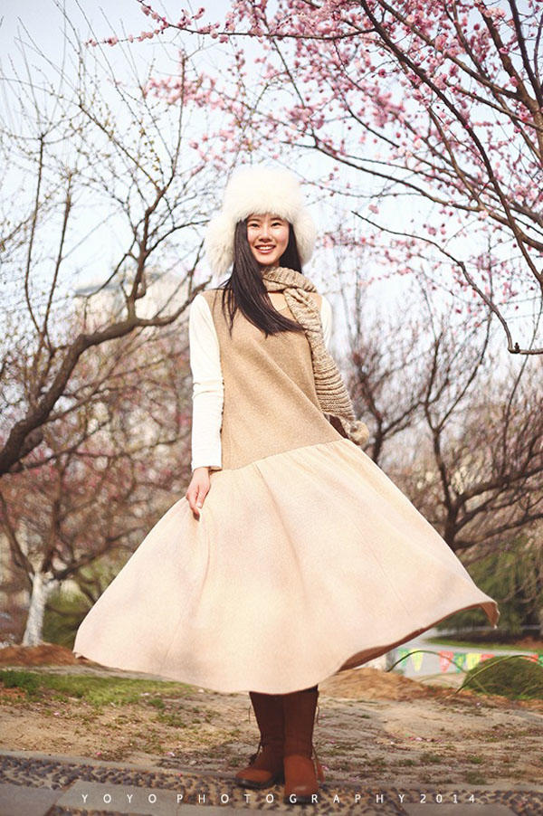 桃花下的娇艳女孩