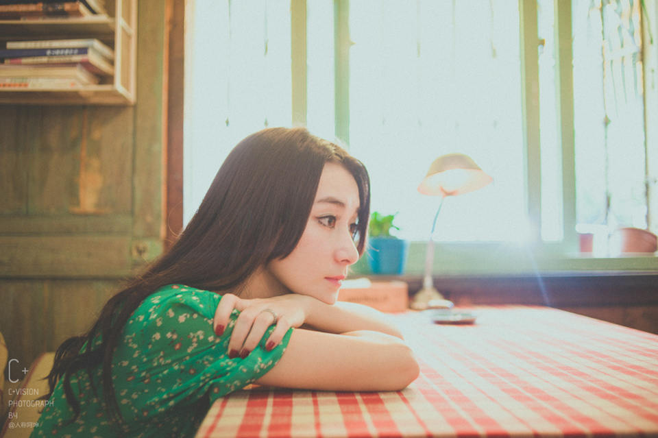 绿衣姑娘的忧伤