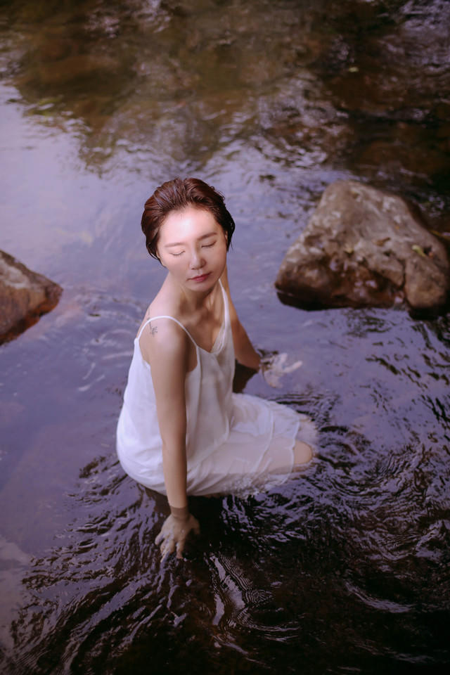 短发白色连衣裙美女