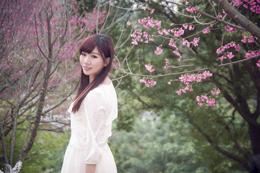 樱花树下的丽人