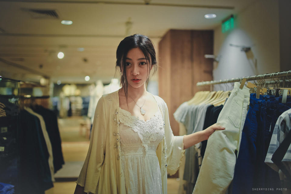 吊带蕾丝裙美女