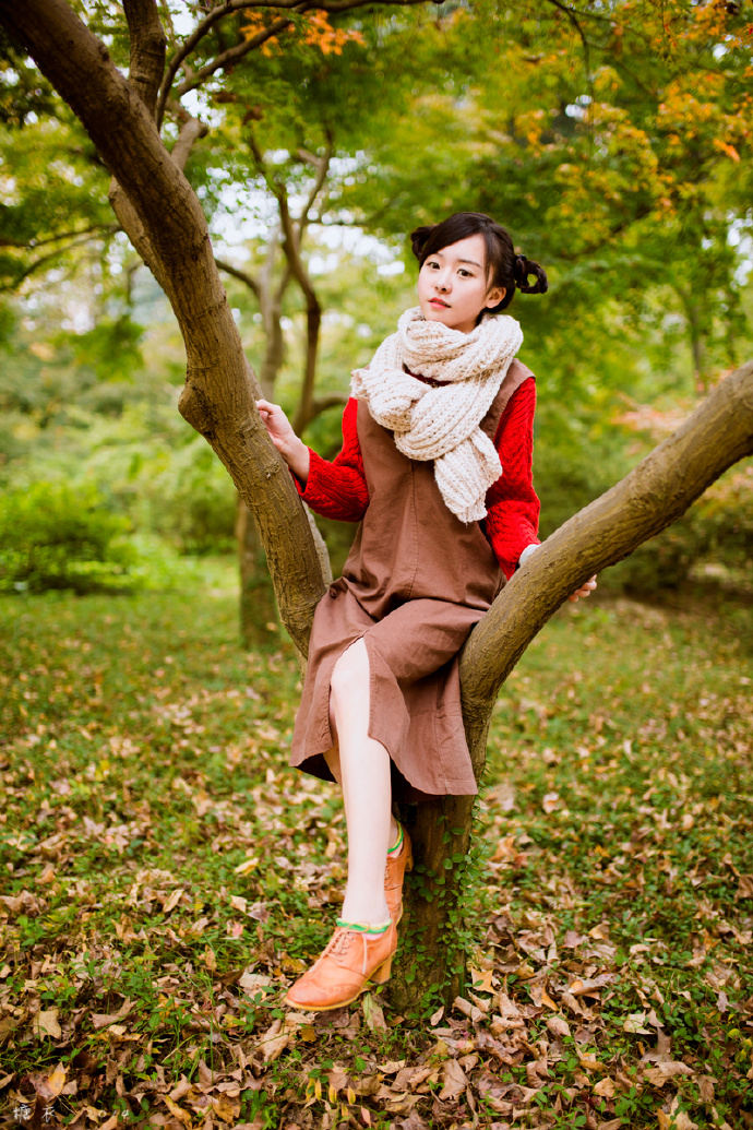 爱画画的调皮小姑娘