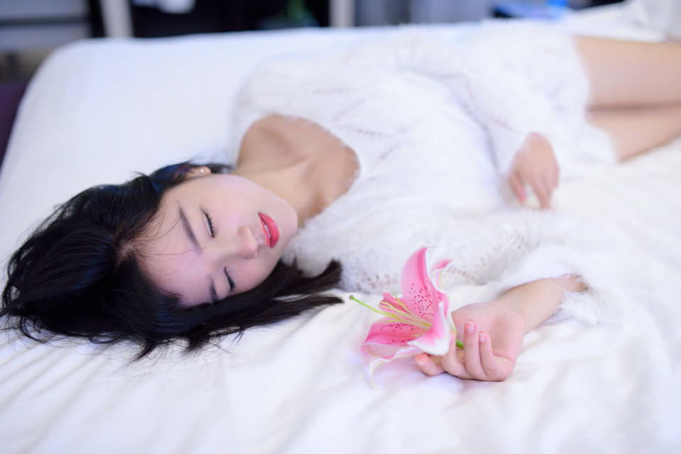 浴缸毛衣小萝莉