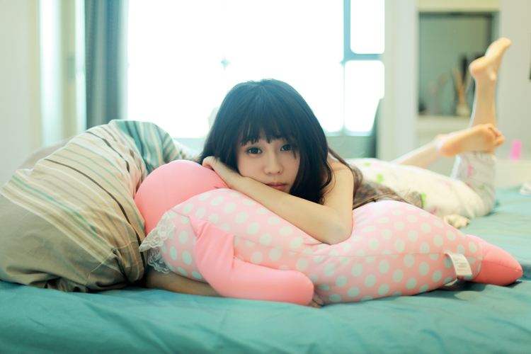 美女慵懒的假期