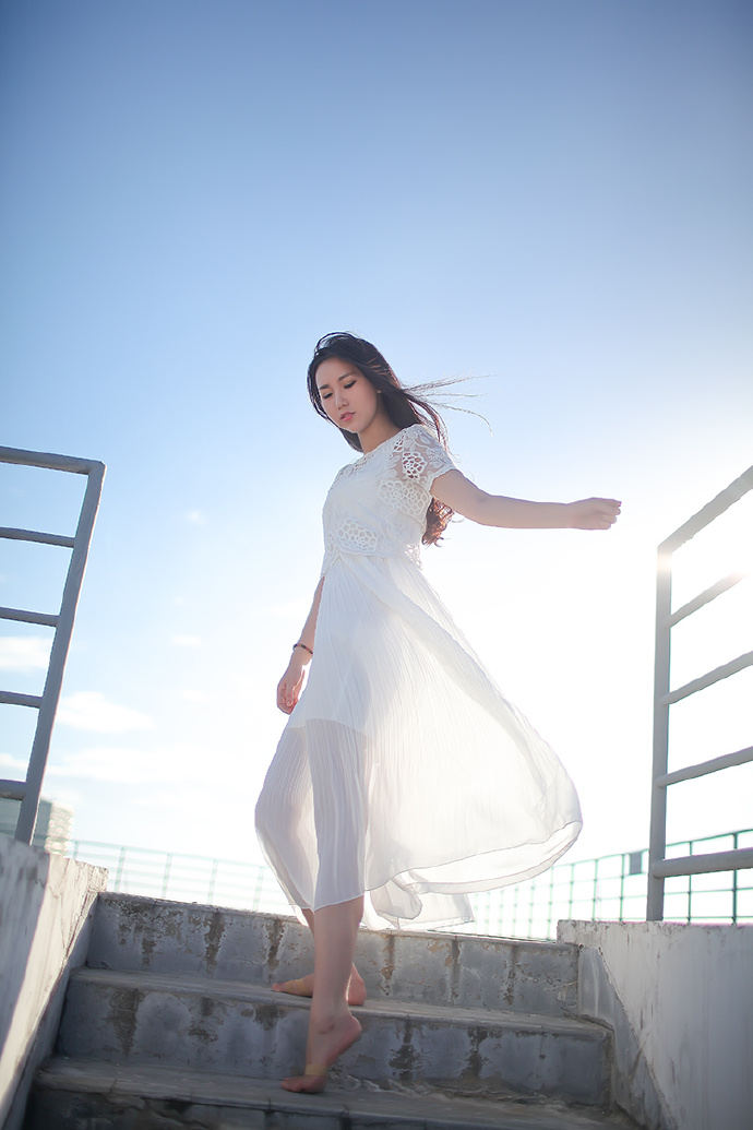 晴空下的妩媚少女