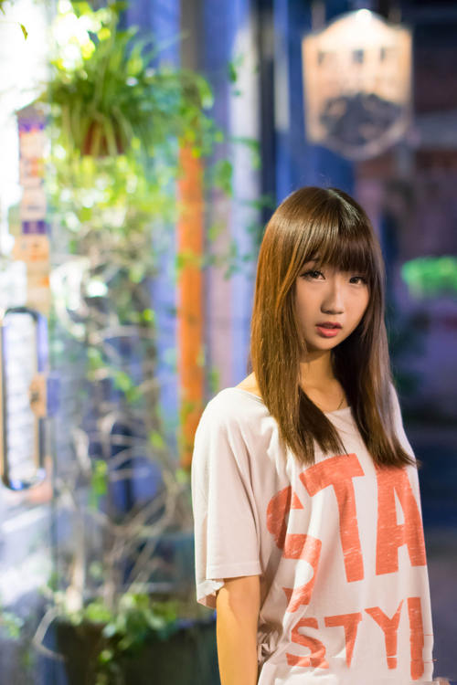 单车少女夜晚的美