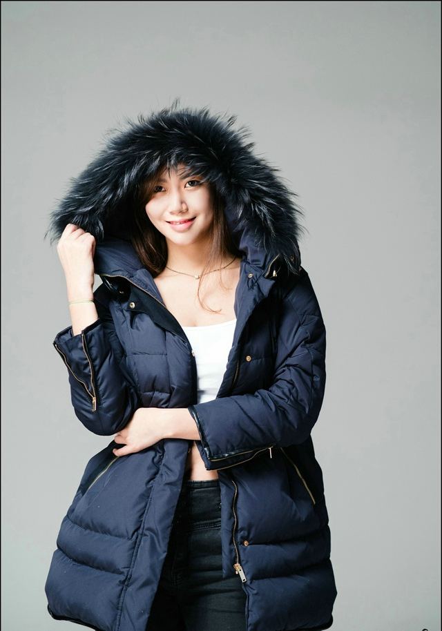 白嫩妹子羽绒服