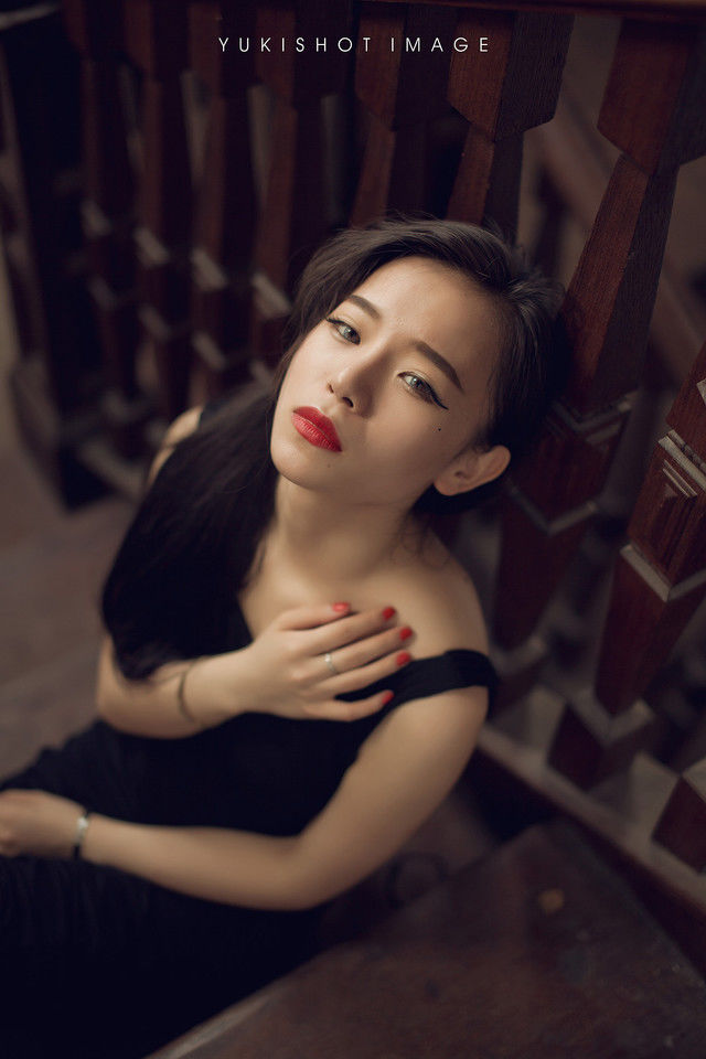 冷艳妩媚的美女