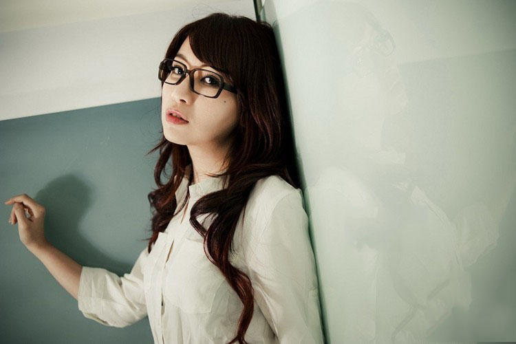 浴室里的眼镜少女