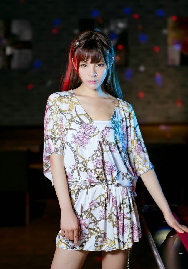 清纯的台球美女