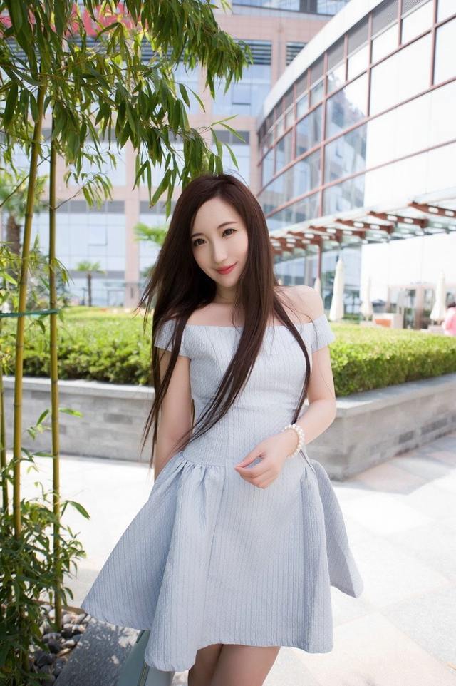 气质连衣裙妹子