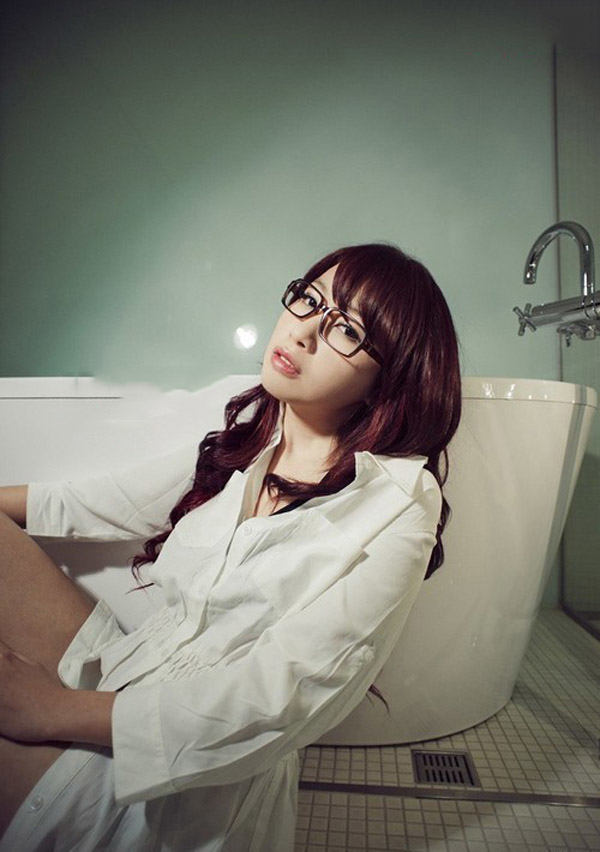 浴室里的眼镜少女