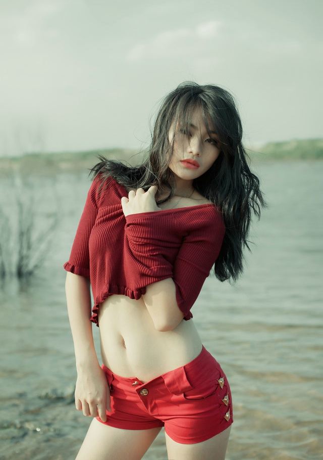 红衣女子河边上