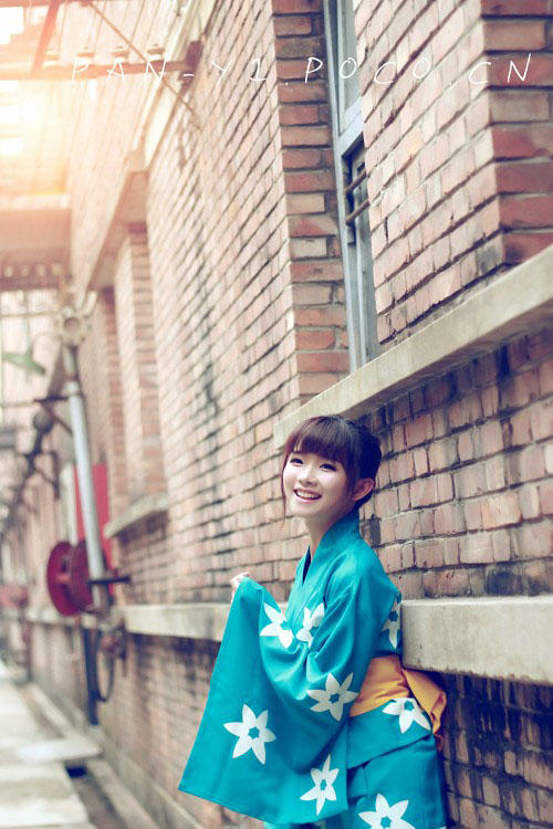 深巷中的和服少女