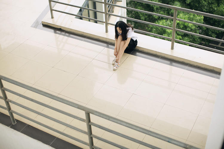 一个人躲在教室